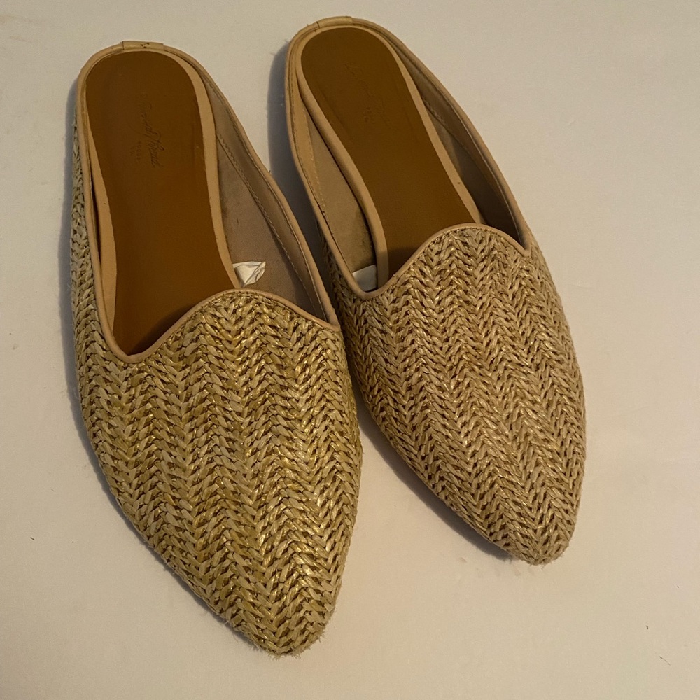 Universal Tread woven mules SZ 8.5